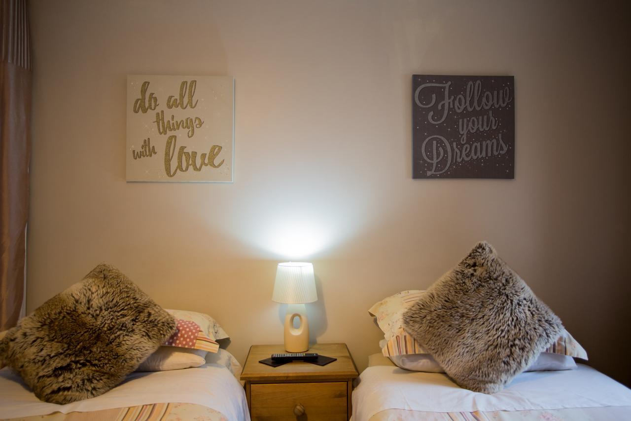 Beudy Bach Bed & Breakfast Cross Hands Ngoại thất bức ảnh